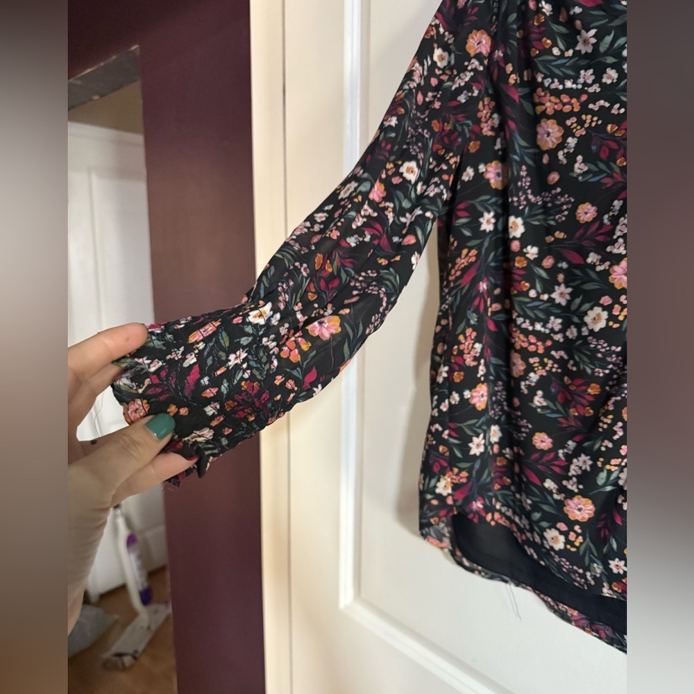 CeCe Black Floral Blouse - Picture 3 of 7